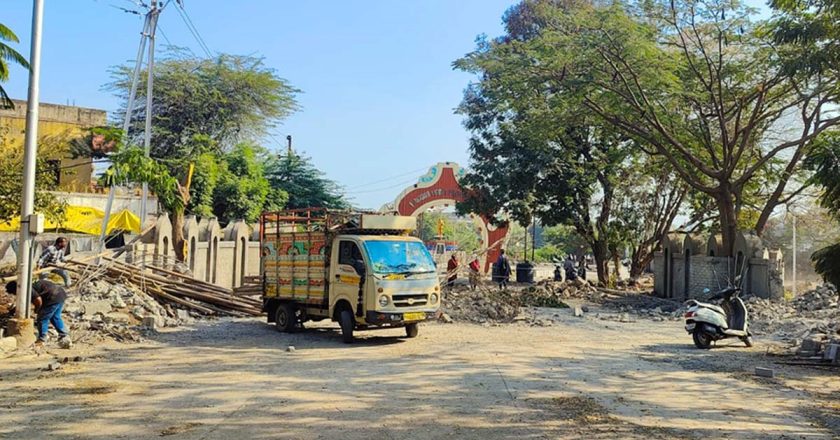 विद्यापीठातील नवीन गेटचे सर्व बांधकाम उद्धवस्त, नव्या वादाच्या ‘मगर’मिठीतून कुलगुरूंनी करून घेतली सुटका!