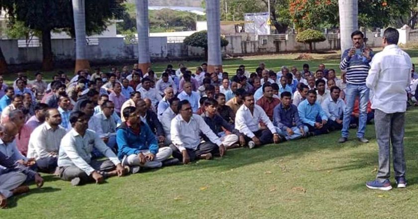 राज्यातील शिक्षकेत्तर कर्मचाऱ्यांचा बेमुदत संप तात्पुरता स्थगीत, सरकारला आता १० मार्चचा अल्टिमेटम