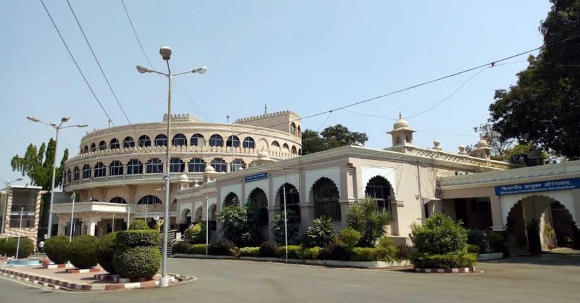 मराठवाड्यात लवकरच आणखी एक विभागीय आयुक्त कार्यालय: महसूलमंत्री बावनकुळेंची घोषणा; नांदेड की लातूर? हा वाद मात्र अद्याप कायम!
