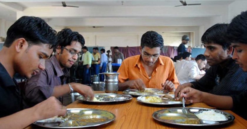 मंत्र्यांचे जावई, भाजप आमदारांच्या कंपन्यांना शासकीय वसतिगृहे, निवासी शाळांमध्ये भोजनपुरवठ्याचे कंत्राट