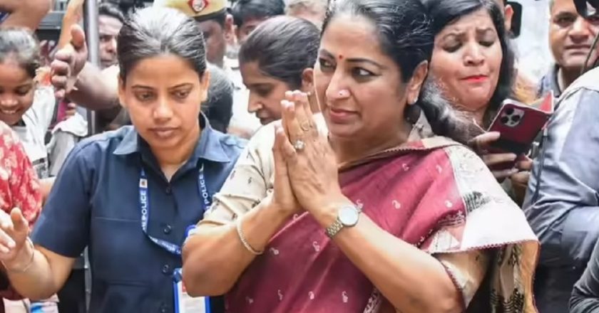 जनता दरबार सुरू असतानाच दिल्लीच्या मुख्यमंत्र्यांच्या कानशीलात लगावली, हल्लेखोर पोलिसांच्या ताब्यात