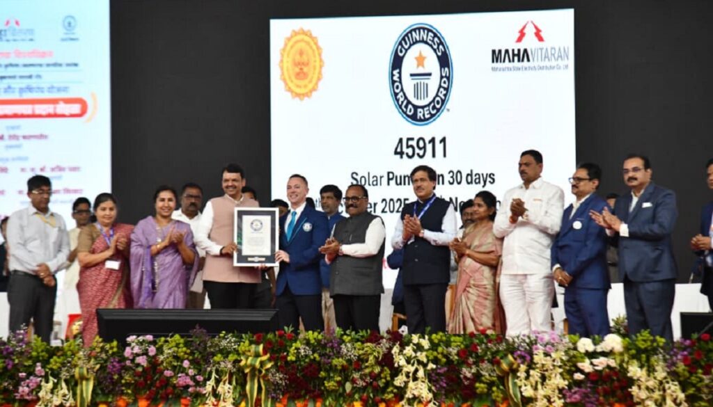 दरवर्षी वीजदरात ३ टक्के कपात करून ग्राहकांना स्वस्तात वीज देऊ, शेतकऱ्यांचे फिडर सौर ऊर्जेवर आणून स्वतंत्र १६ हजार मेगा वॅट वीजनिर्मितीः फडणवीस