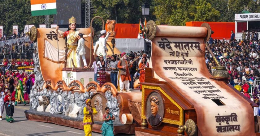 शाळा, सर्व सरकारी कार्यक्रमांमध्ये आता ५२ सेकंदांच्या ‘जन गण मन’पूर्वी ३ मिनिटे १० सेकंदांचे ‘वंदे मातरम्’ अनिवार्य!