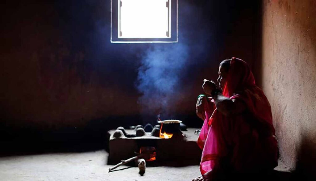राज्यातील विधवा, परित्यक्ता, घटस्फोटित, अविवाहित आणि एकट्याने संसाराचा भार सांभाळणाऱ्या एकल महिलांसाठी धोरणाचा मसुदा तयार करण्यासाठी समिती स्थापन
