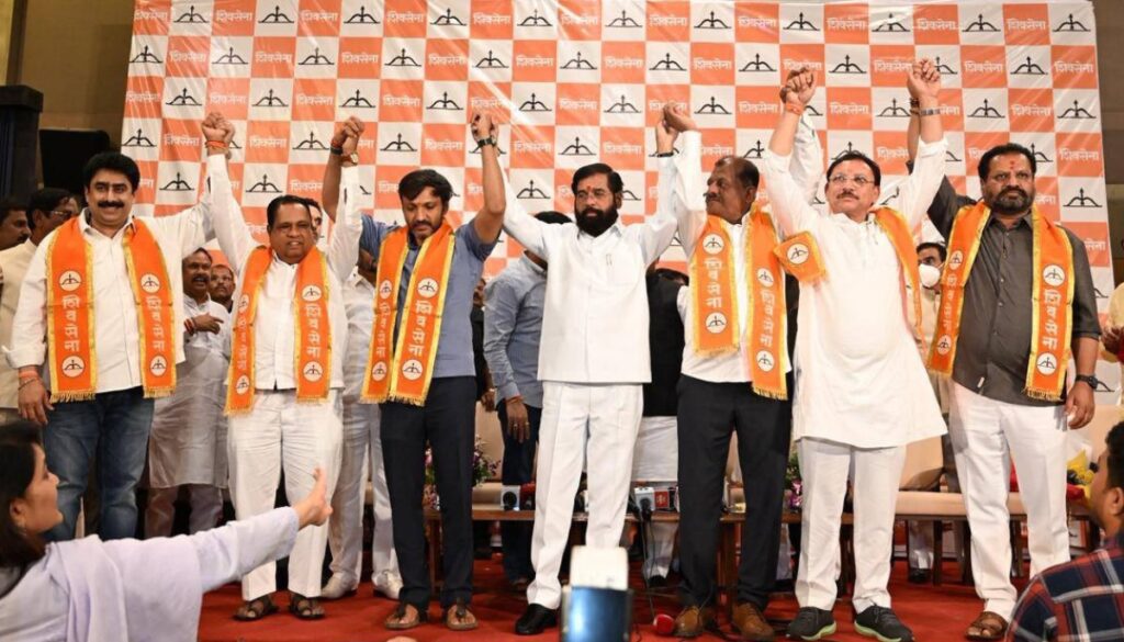 ओमराजे निंबाळकरांसह ठाकरेंचे ६ फुटीर खासदार शिंदेसेनेत, उठावाचा दुसरा टप्पा सुरू झाल्याचे सांगत एकनाथभाईंकडून आणखी धमाक्याचे संकेत!