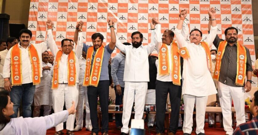 ओमराजे निंबाळकरांसह ठाकरेंचे ६ फुटीर खासदार शिंदेसेनेत, उठावाचा दुसरा टप्पा सुरू झाल्याचे सांगत एकनाथभाईंकडून आणखी धमाक्याचे संकेत!