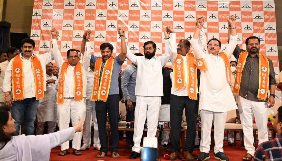 ओमराजे निंबाळकरांसह ठाकरेंचे ६ फुटीर खासदार शिंदेसेनेत, उठावाचा दुसरा टप्पा सुरू झाल्याचे सांगत एकनाथभाईंकडून आणखी धमाक्याचे संकेत!