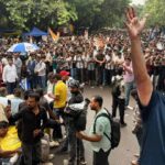 दिल्ली पोलिसांनी एका मुलीचे कपडे फाडले, छातीवर पाय दिला आणि काठ्या चालवल्याः अभिजीत दिपकेंचा गंभीर आरोप, आता चर्चा करायची असेल तर जंतर-मंतरवरच!