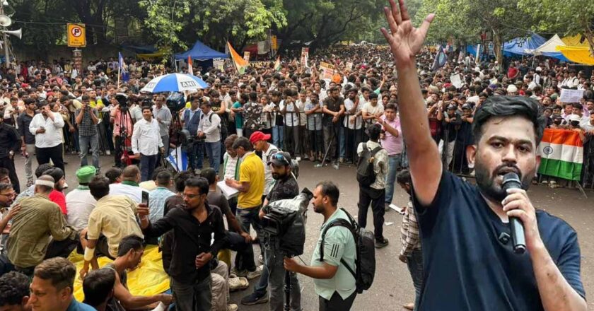 दिल्ली पोलिसांनी एका मुलीचे कपडे फाडले, छातीवर पाय दिला आणि काठ्या चालवल्याः अभिजीत दिपकेंचा गंभीर आरोप, आता चर्चा करायची असेल तर जंतर-मंतरवरच!