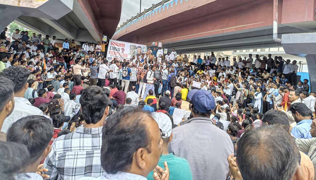 कॉक्रोच जनता पार्टीच्या दिल्लीतील आंदोलनाचे महाराष्ट्रातही पडसाद, छत्रपती संभाजीनगरातील क्रांती चौकात शेकडो विद्यार्थ्यांचे उत्स्फूर्त आंदोलन
