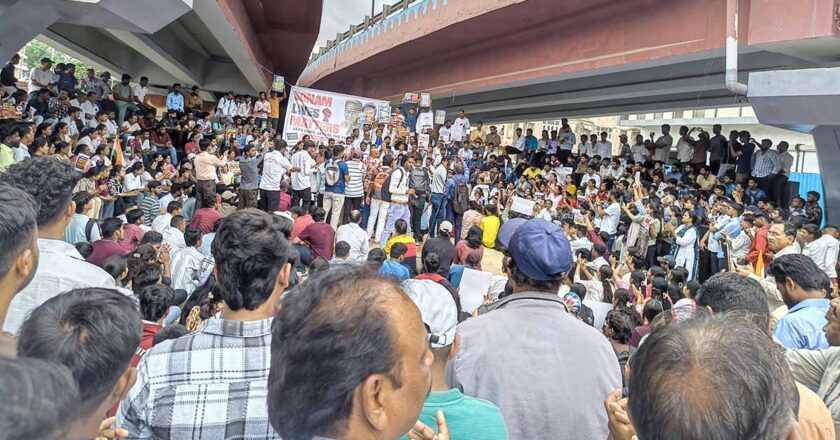 कॉक्रोच जनता पार्टीच्या दिल्लीतील आंदोलनाचे महाराष्ट्रातही पडसाद, छत्रपती संभाजीनगरातील क्रांती चौकात शेकडो विद्यार्थ्यांचे उत्स्फूर्त आंदोलन